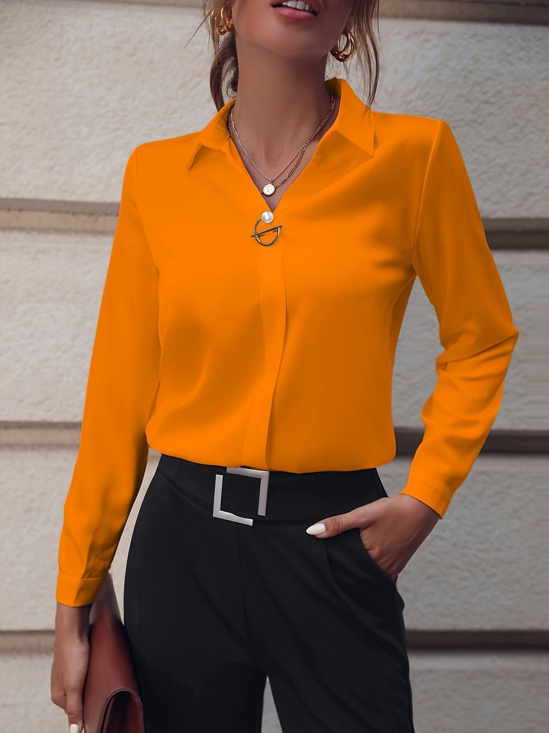 Blouse femme unie raffinée, apporte une touche d'élégance discrète à toute tenue de travail ou casual.