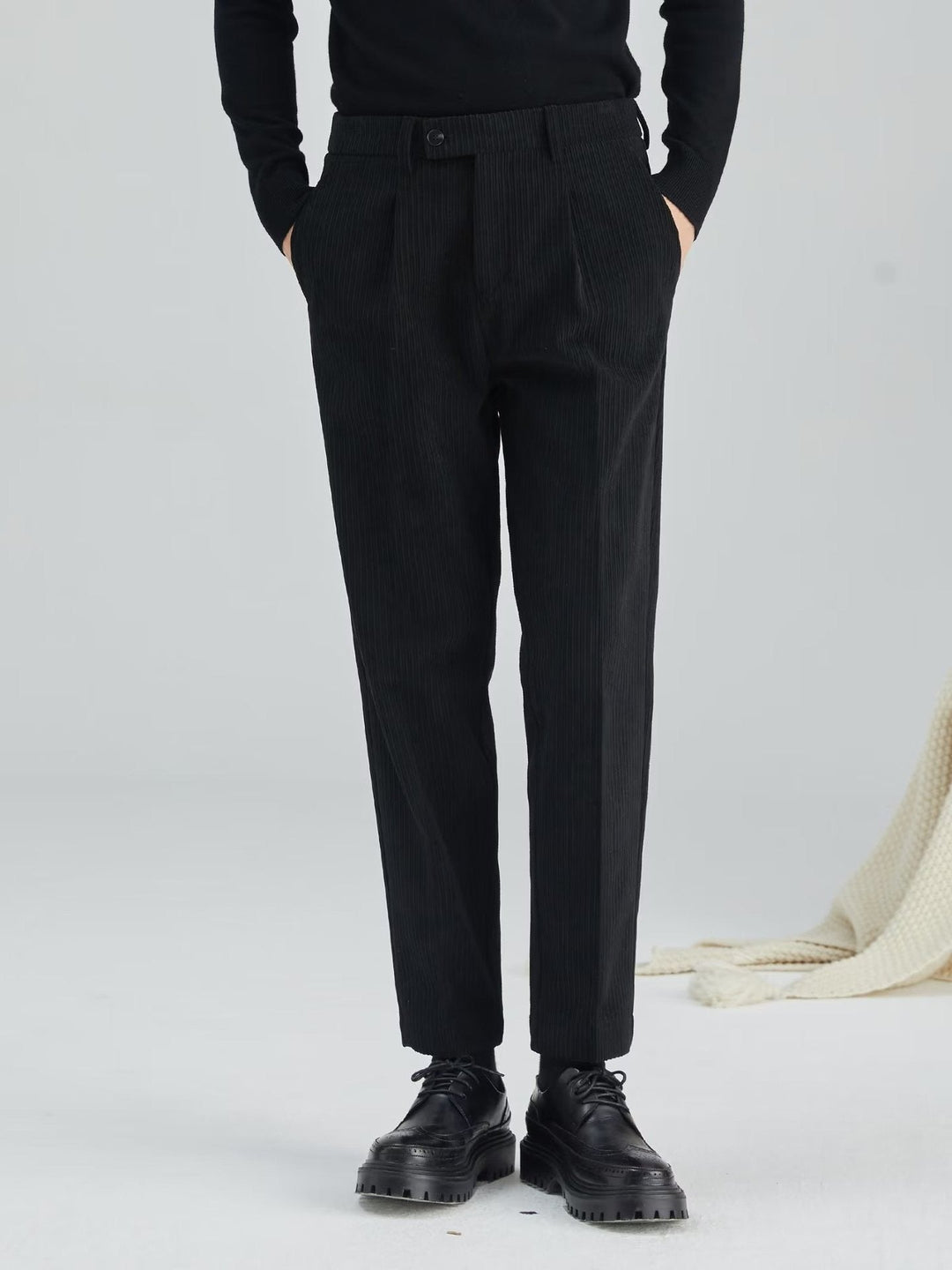 Pantalon homme texturé automne-hiver, coupe droite élégante, offrant un grand confort et un style moderne.