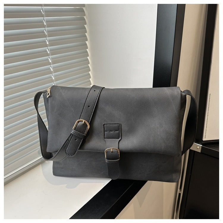 Élégant sac bandoulière femme en cuir synthétique, accessoire intemporel qui complète chaque tenue.