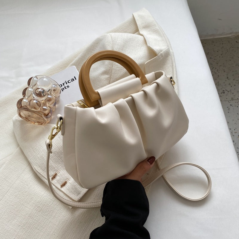 Sac à main femme élégant noir, design volanté moderne, accessoire chic parfait pour toutes occasions.