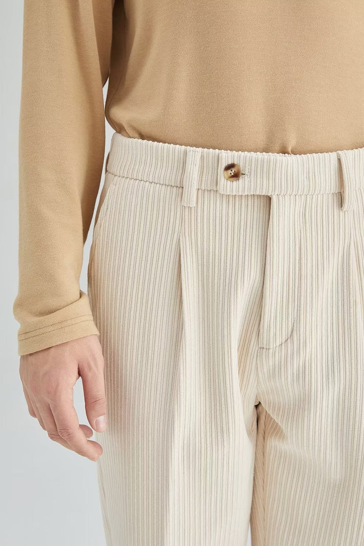 Pantalon homme élégant à coupe droite, tissu texturé offrant un confort moderne. Idéal pour un look chic.