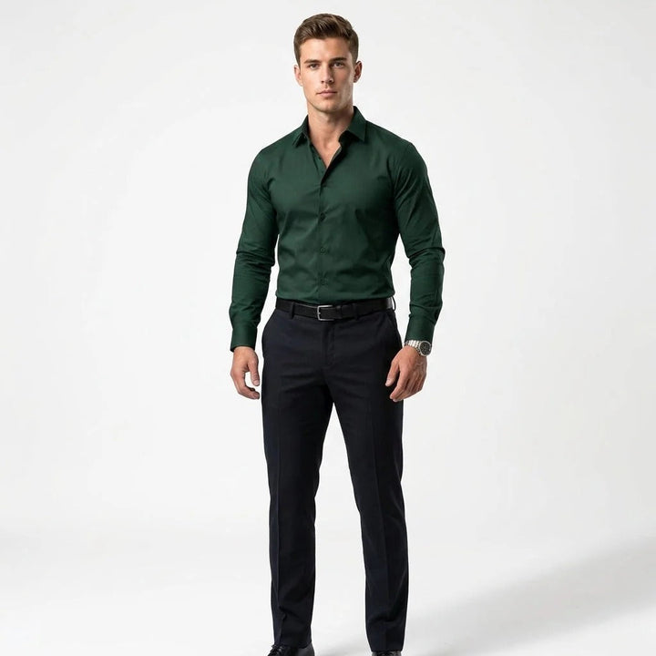 Vêtement homme : chemise élégante à manches longues, idéale pour le bureau ou une élégance décontractée au quotidien.