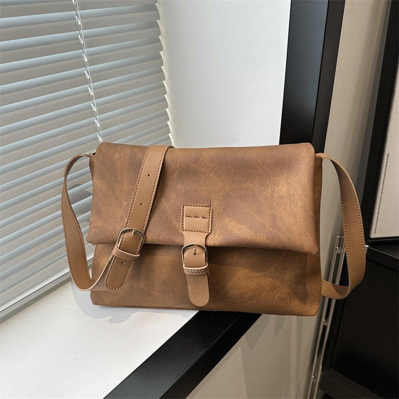 Sac de jour femme chic en similicuir, avec bandoulière réglable pour un confort optimal.