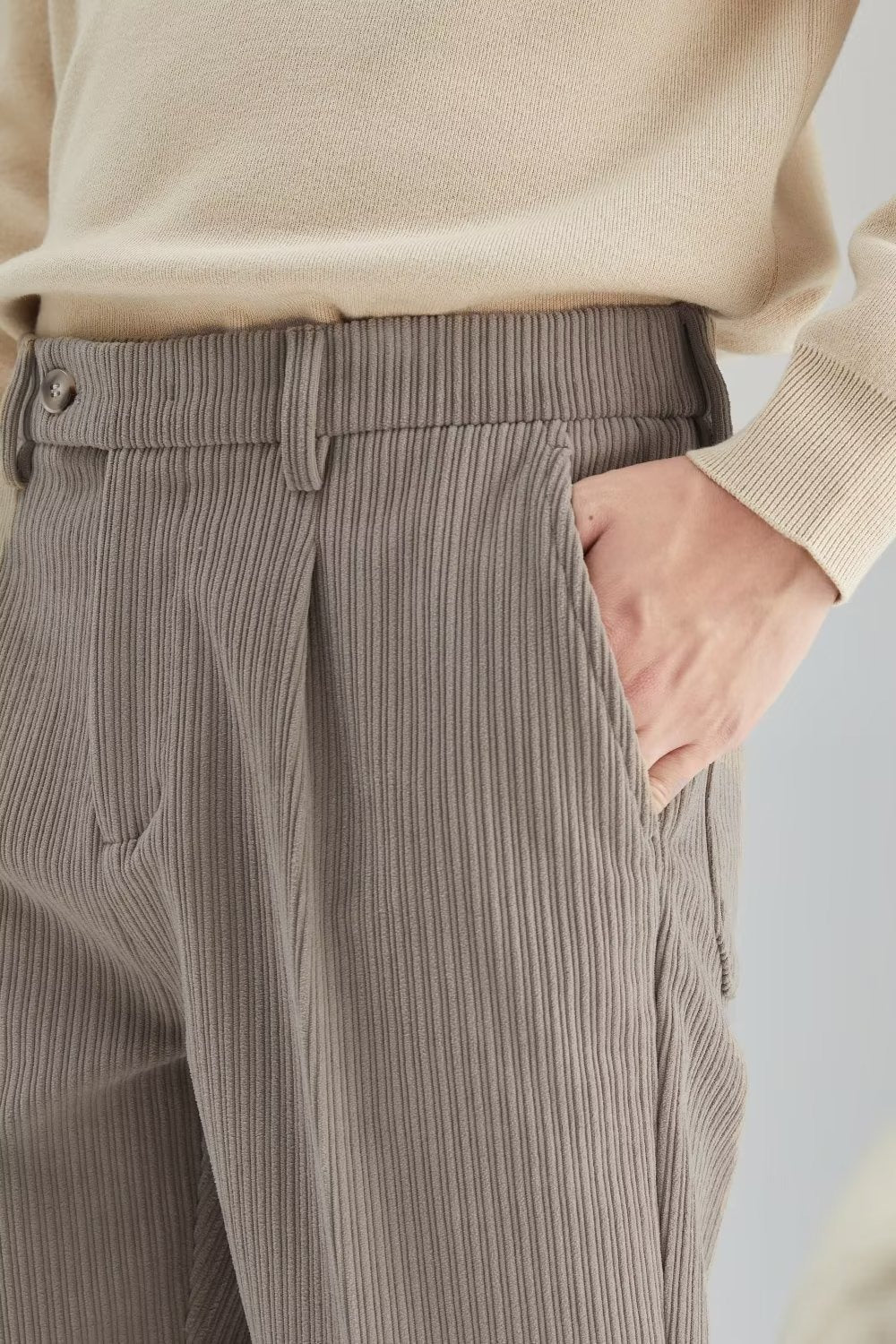 Pantalon homme texturé, polyvalent pour l'automne-hiver, confortable et élégant, parfait décontracté chic.