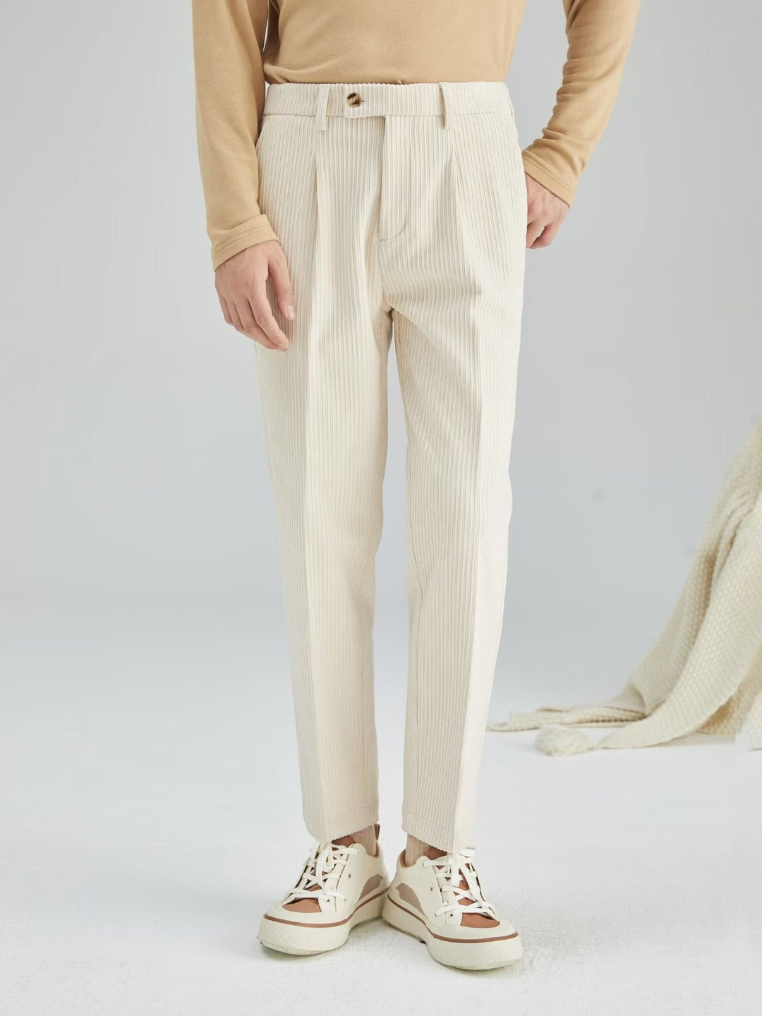 Pantalon homme texturé, coupe droite, parfait pour un look décontracté chic, alliant élégance et confort.