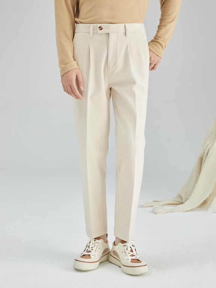 Pantalon homme texturé, coupe droite, parfait pour un look décontracté chic, alliant élégance et confort.