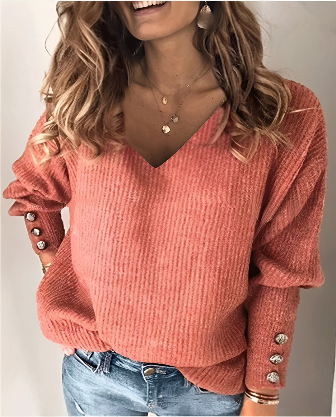 Pull femme mode, col V, maille confortable et respirante. Essentiel pour les saisons automne et printemps.