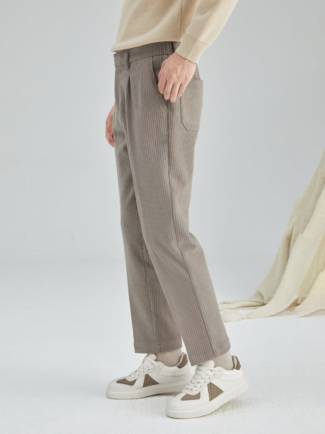 Pantalon homme moderne et texturé, coupe droite pour un confort optimal, idéal pour un style masculin polyvalent.