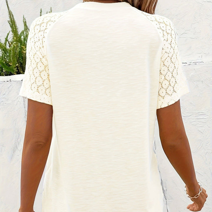 Blouse femme chic en dentelle fine, col rond et boutons décoratifs, idéal pour un look décontracté-élégant d'été.