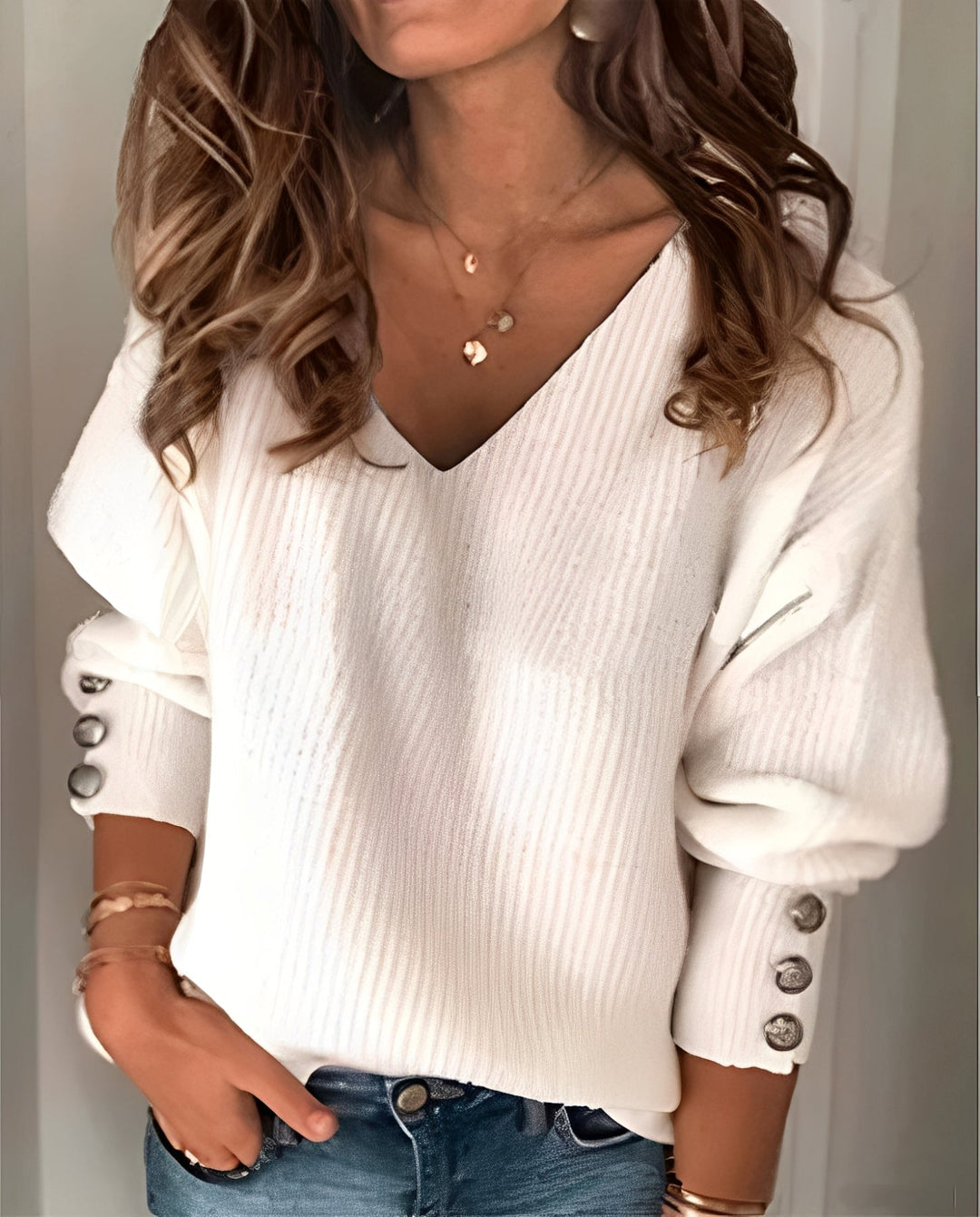 Pull en maille pour femme, col V. Confortable et élégant, ce chandail est parfait pour la mode féminine.