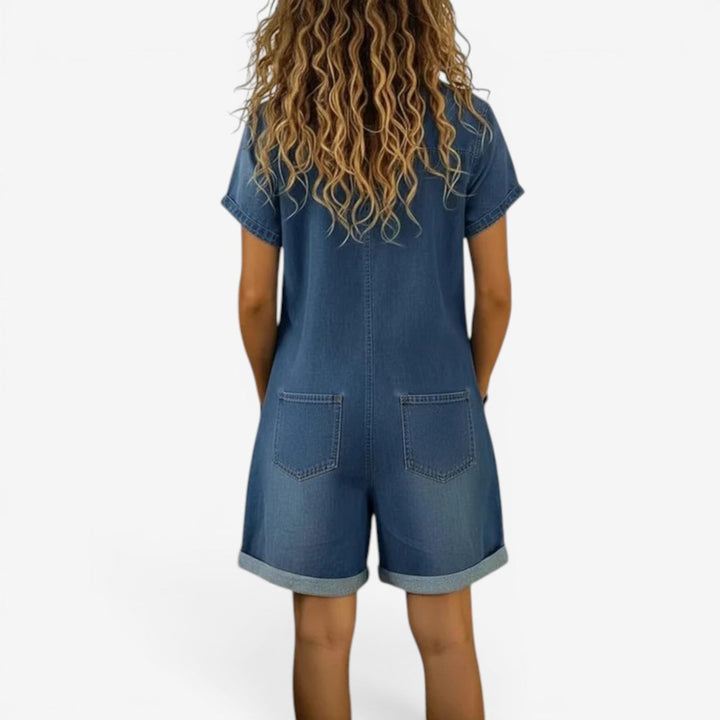 Look estival chic: Combinaison short femme fluide, parfaite pour les journées chaudes. Confort et élégance.