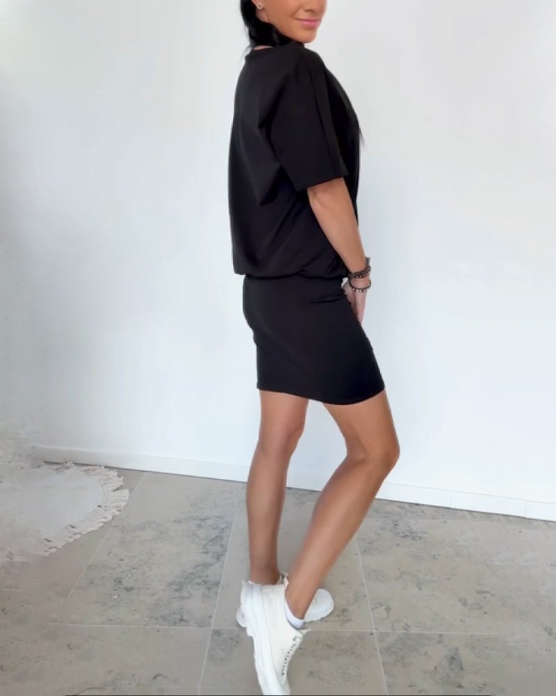 Robe femme courte stretch fluide, idéale pour un style quotidien polyvalent.