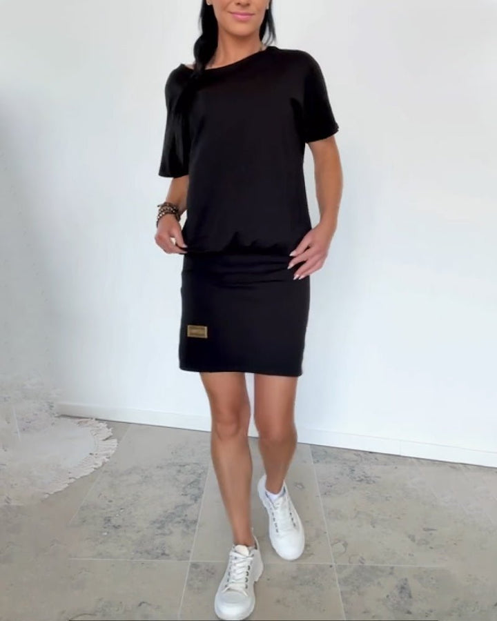 Robe courte stretch femme, un incontournable confort chic pour tous les jours.