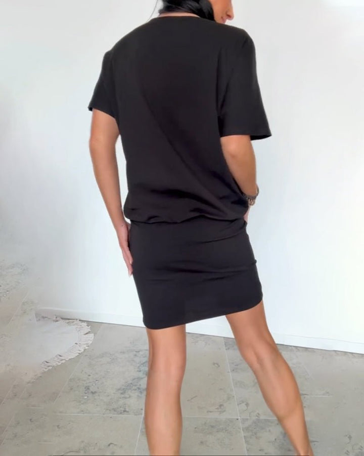 Gros plan sur la texture stretch d'une robe courte femme confortable.