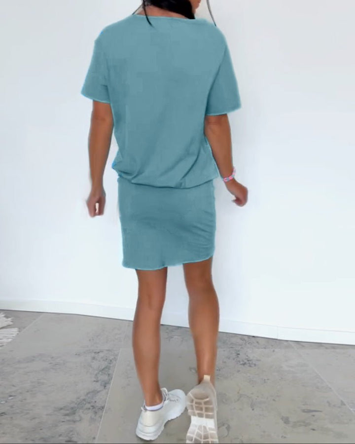 Femme décontractée en robe courte stretch, look casual chic urbain.