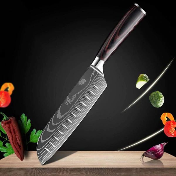 Couteaux de cuisine japonais professionnels haut de gamme, lames damas d'une netteté exceptionnelle.