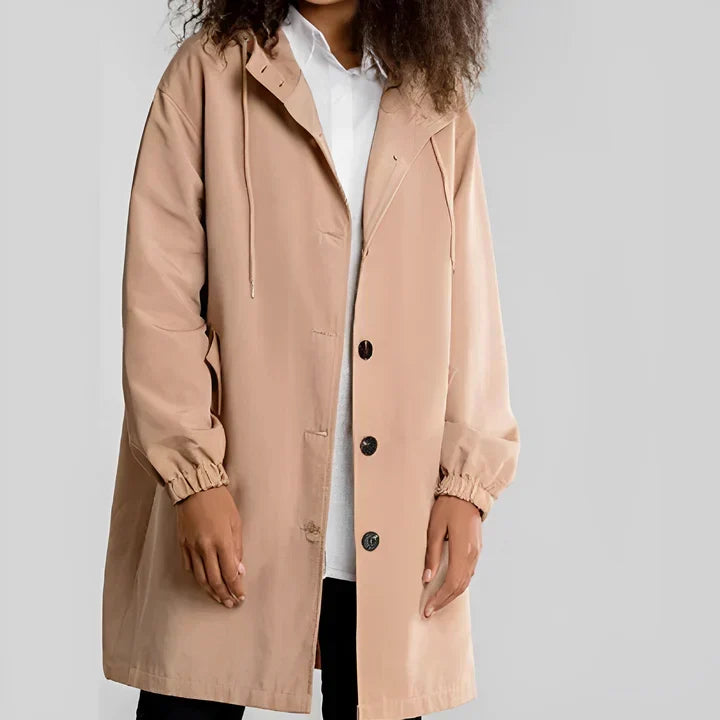 Manteau imperméable femme cintré, à capuche ajustable, avec poches. Vêtement pluie mode, chic et fonctionnel.