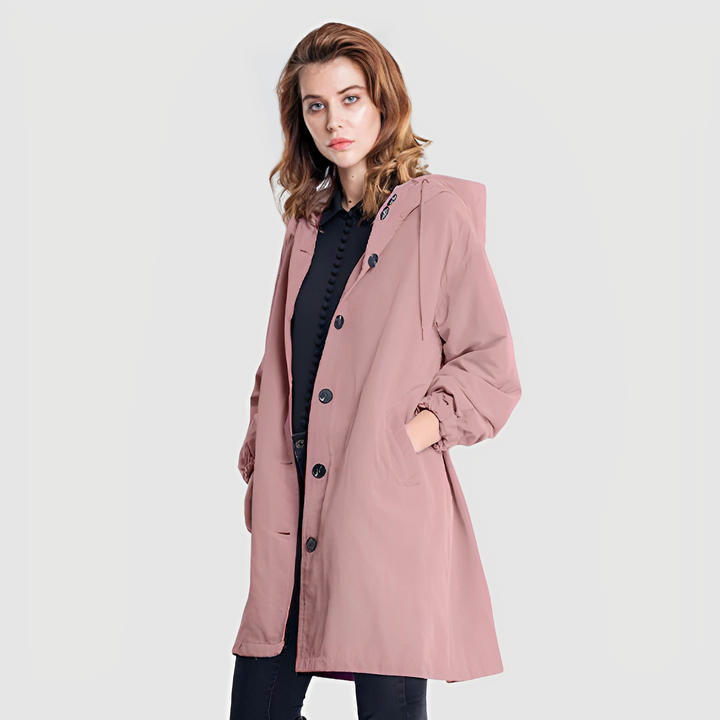 Imperméable femme chic à capuche, parfait pour la tenue d'automne. Veste pluie classique, élégante et protectrice.