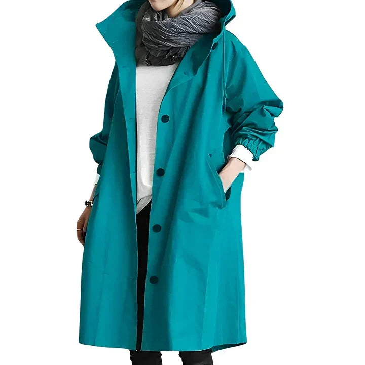 Vêtement pluie femme à capuche, coupe classique, idéal pour rester au sec avec style. Protection polyvalente.
