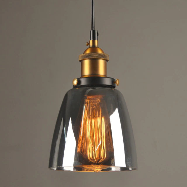 Détail d'une lampe suspendue en cristal, reflets lumineux éclatants et élégants.