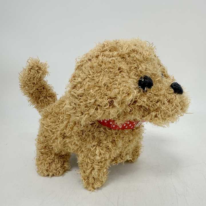 Un enfant joue avec son chiot robot interactif en peluche. Le jouet marche et émet des sons, stimulant l'imagination.