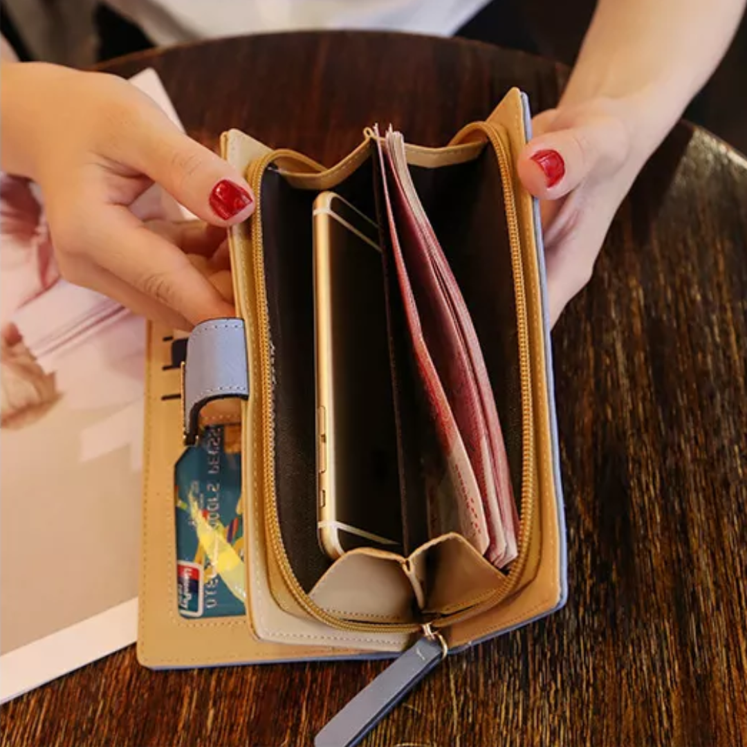 Vue avant du portefeuille femme élégant à feuilles dorées, un accessoire chic et fonctionnel.