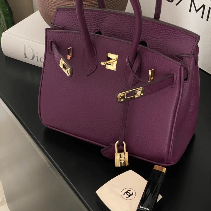 Sac à main femme en cuir, idéal pour le quotidien, avec un design sécurisé.