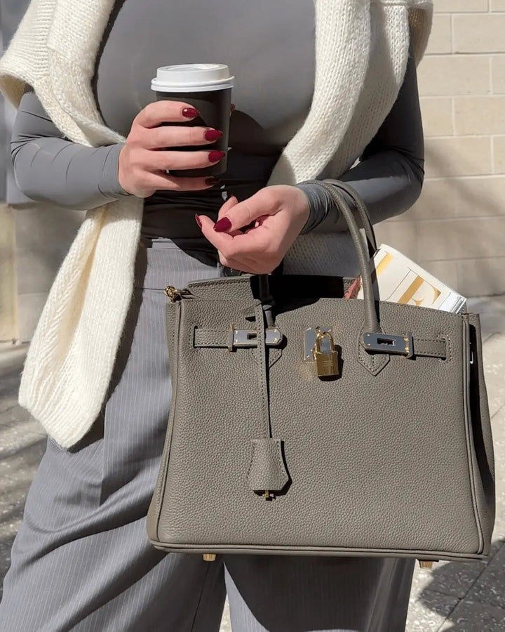 Sac à main en cuir, élégant et robuste, conçu pour la femme exigeante.