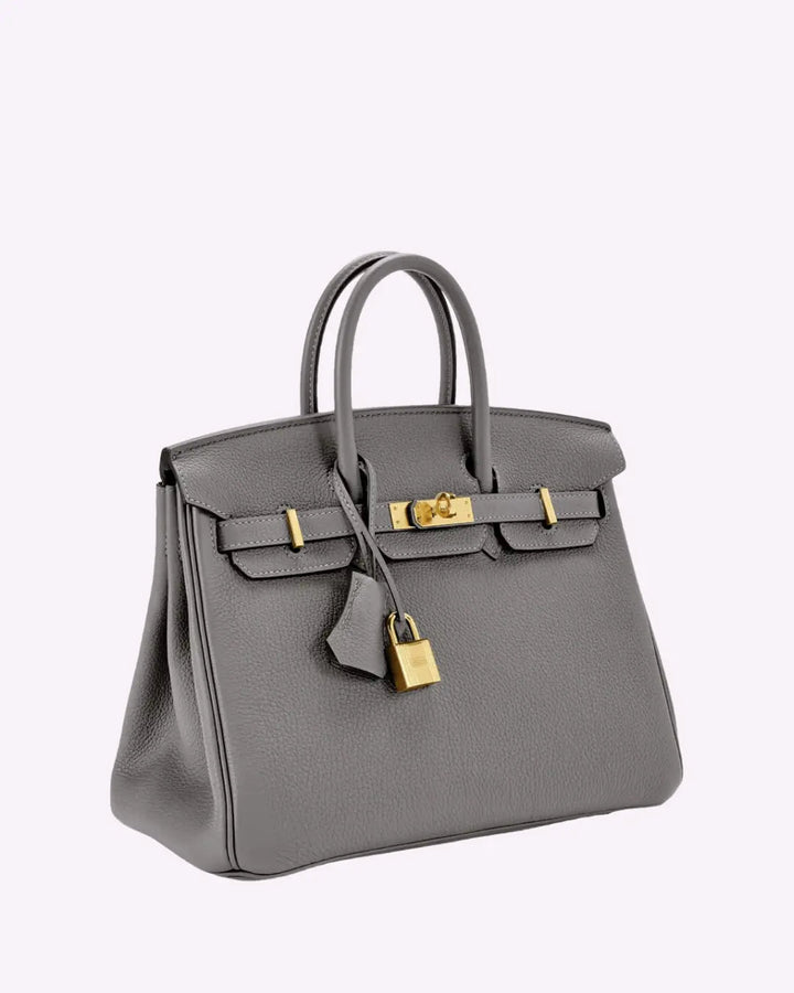 Sac à main classique en cuir noir pour femme, élégant accessoire du quotidien.