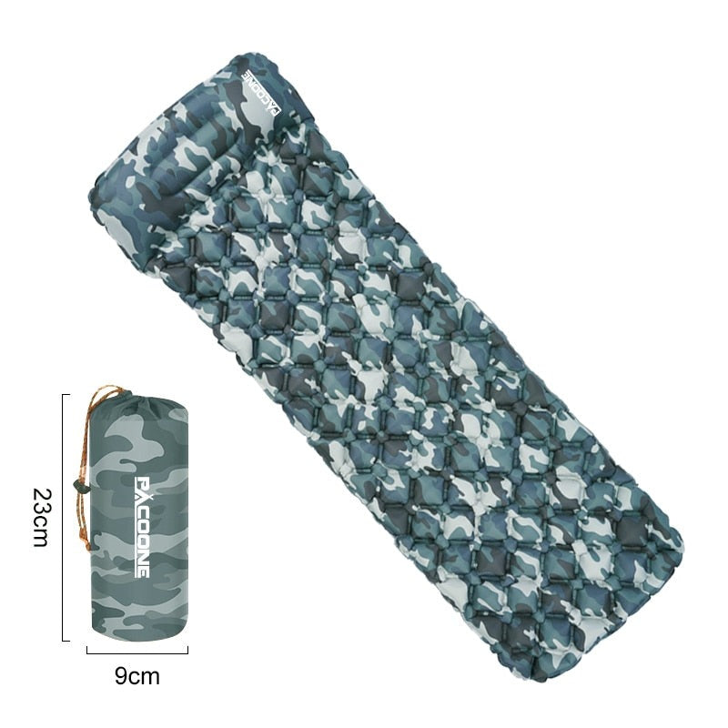 Profitez du confort en extérieur avec ce matelas gonflable de camping ultra léger et sa pompe intégrée.