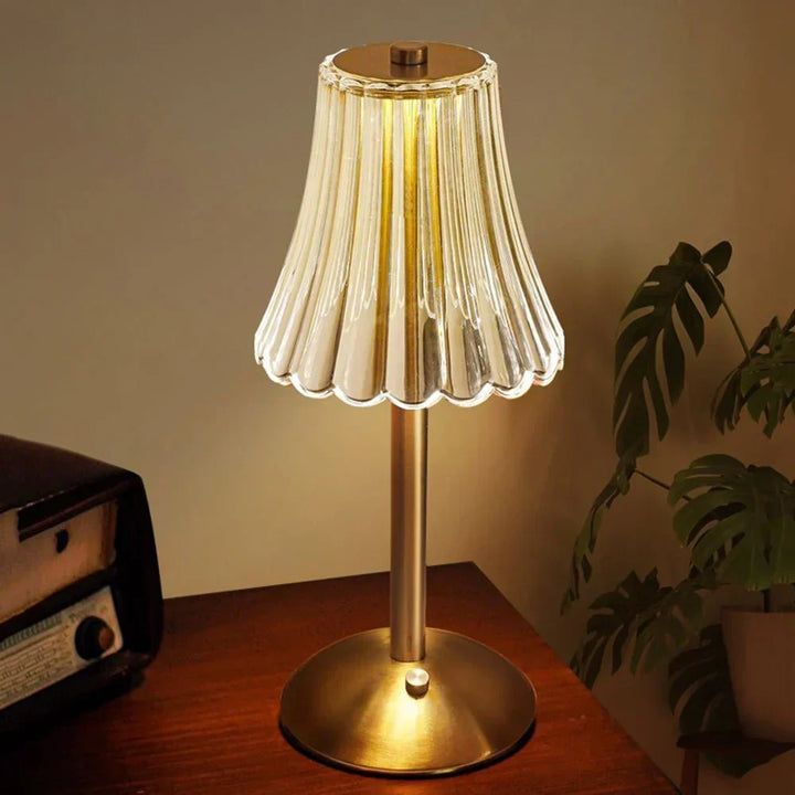Lampe de table LED moderne tactile en cristal et doré. Illumination d'ambiance innovante et sans fil.