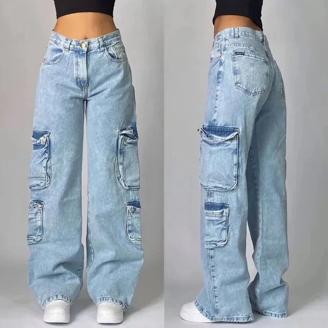Jean cargo femme rétro lâche, style baggy décontracté avec grandes poches latérales. Confortable pour look urbain.