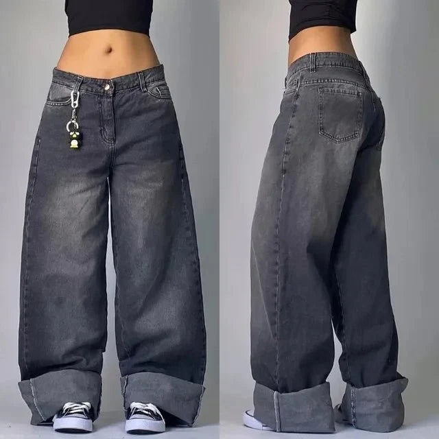 Jean cargo femme bleu, coupe lâche et rétro, parfait pour un style urbain décontracté. Nombreuses poches pratiques.
