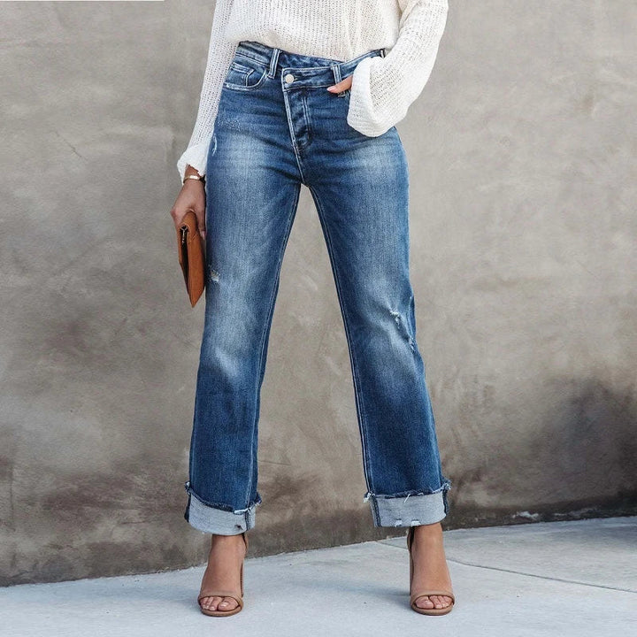 Jean droit femme bleu effet usé, coupe décontractée. Confort moderne pour un style tendance au quotidien.