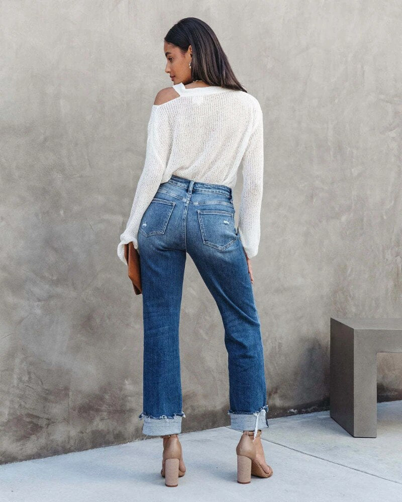 Pantalon jean femme taille mi-haute, effet usé. Parfait pour un look décontracté et à la mode.
