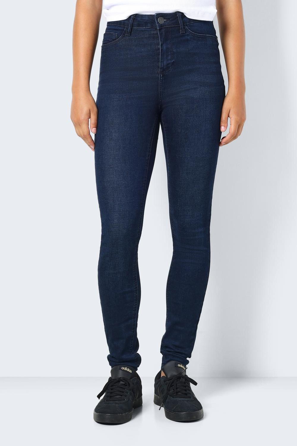 Jean skinny taille haute femme, denim bleu classique, ajustement élégant et confortable.