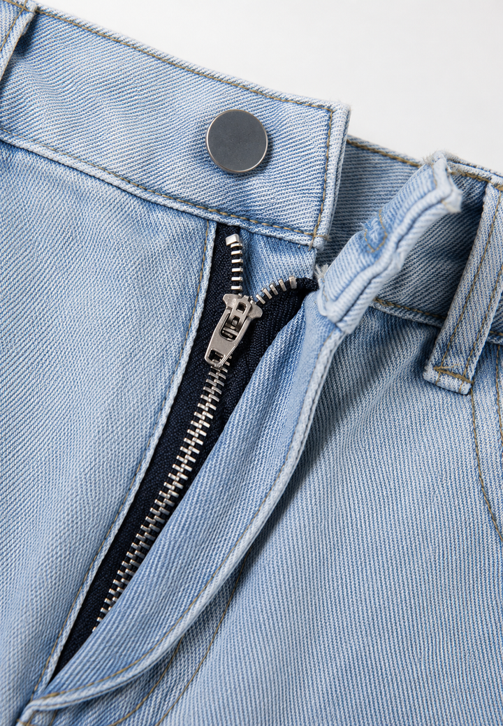 Jean femme élégant taille basse, jambe large. Un pantalon long rétro confortable, parfait pour la mode féminine.