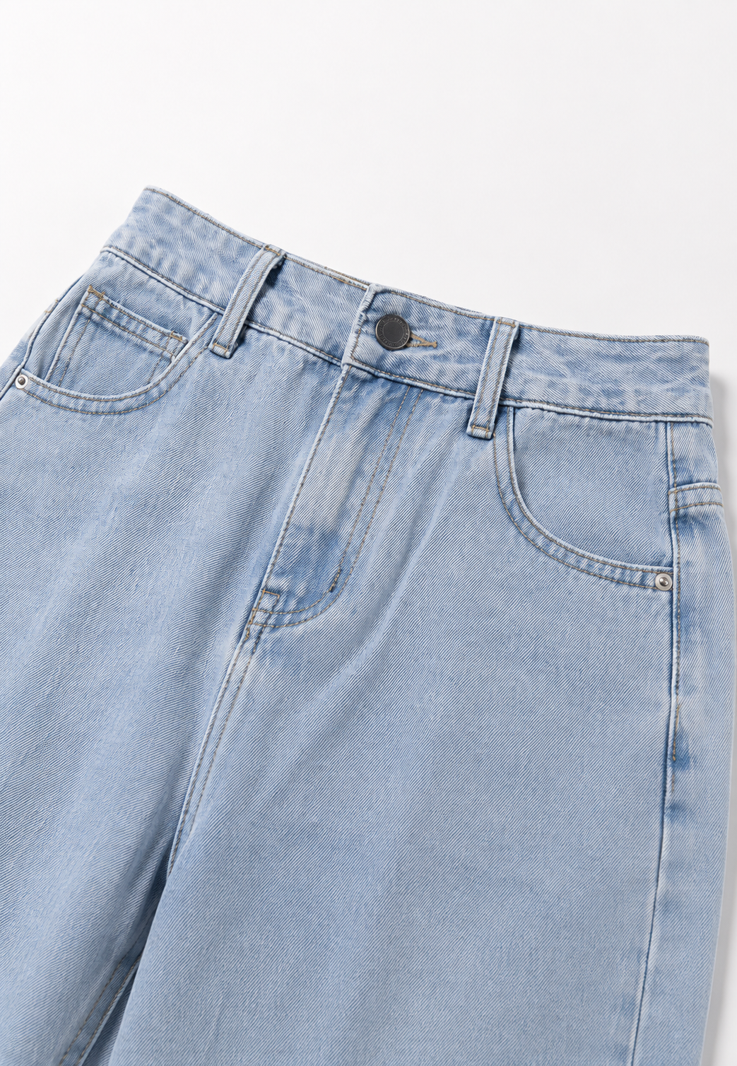 Jean femme décontracté chic, taille basse et jambe large. Pantalon long style rétro pour un confort absolu.