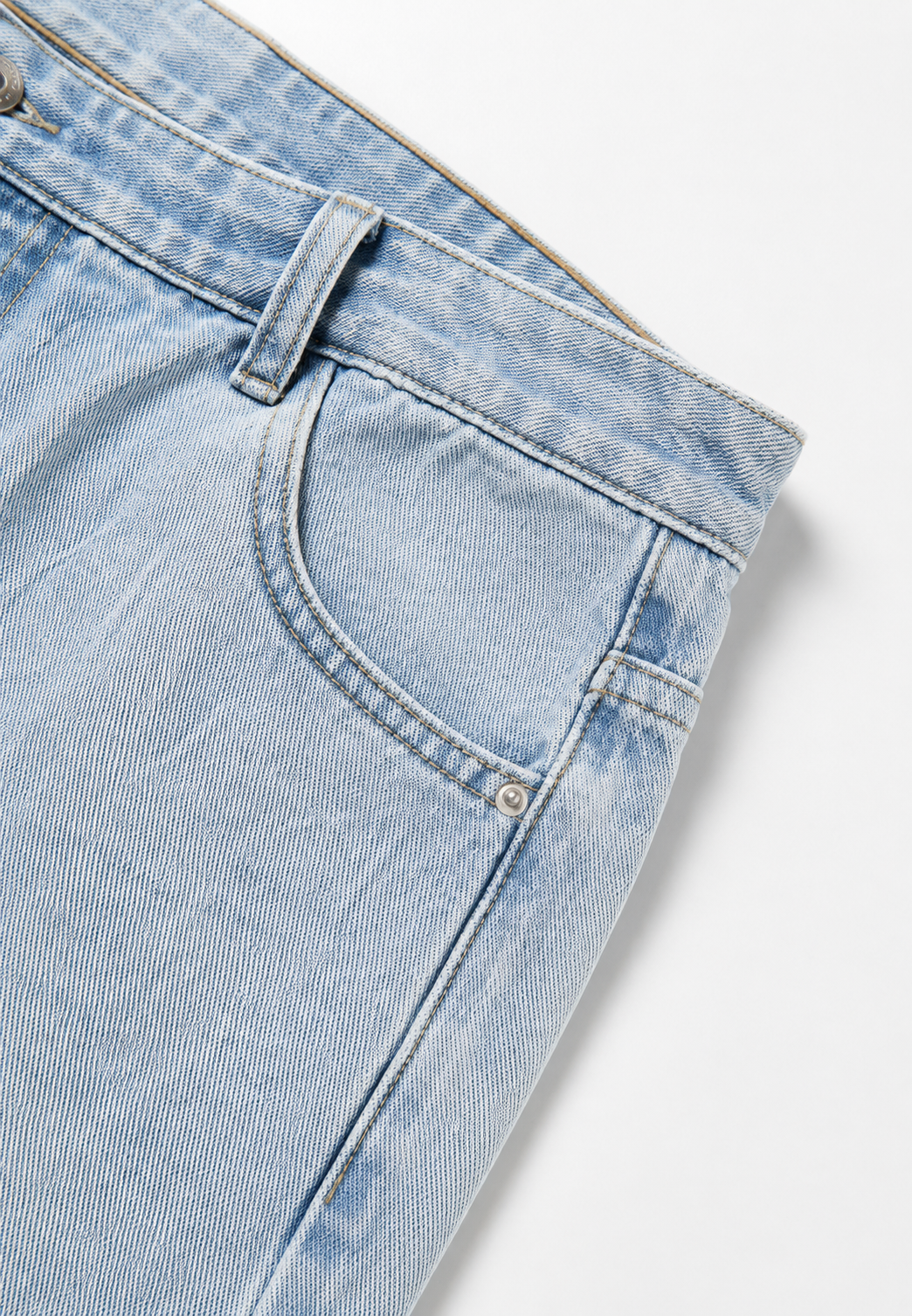 Jean femme coupe large taille basse. Silhouette rétro chic, ce pantalon long est un must-have mode femme.