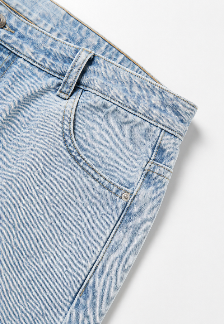Jean femme coupe large taille basse. Silhouette rétro chic, ce pantalon long est un must-have mode femme.