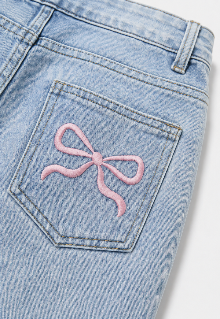 Pantalon jean femme taille basse jambe large, couleur bleu foncé. Style rétro chic pour le confort quotidien.