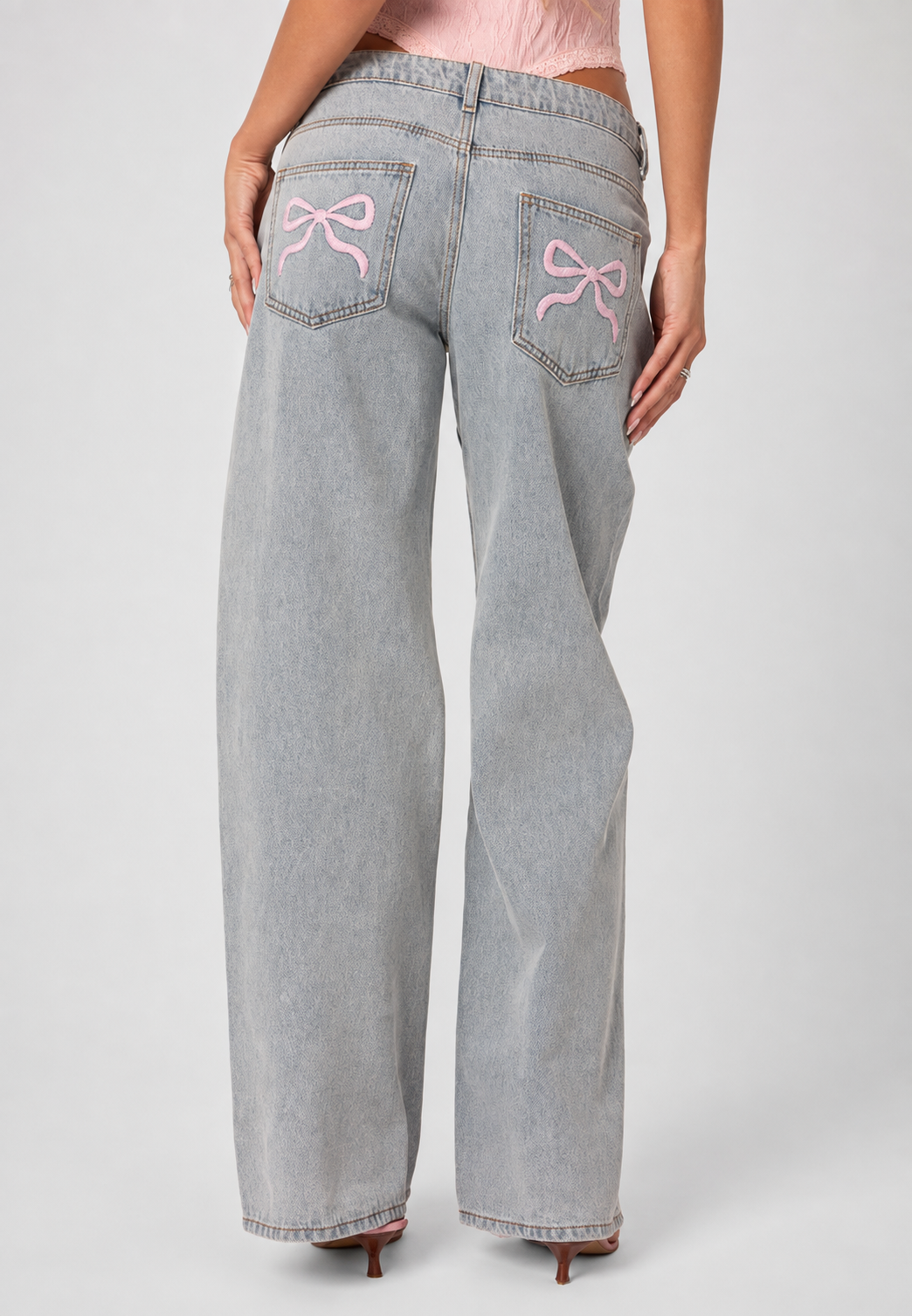 Jean femme noir taille basse, jambe large pour un look rétro élégant. Ce pantalon long est très chic.