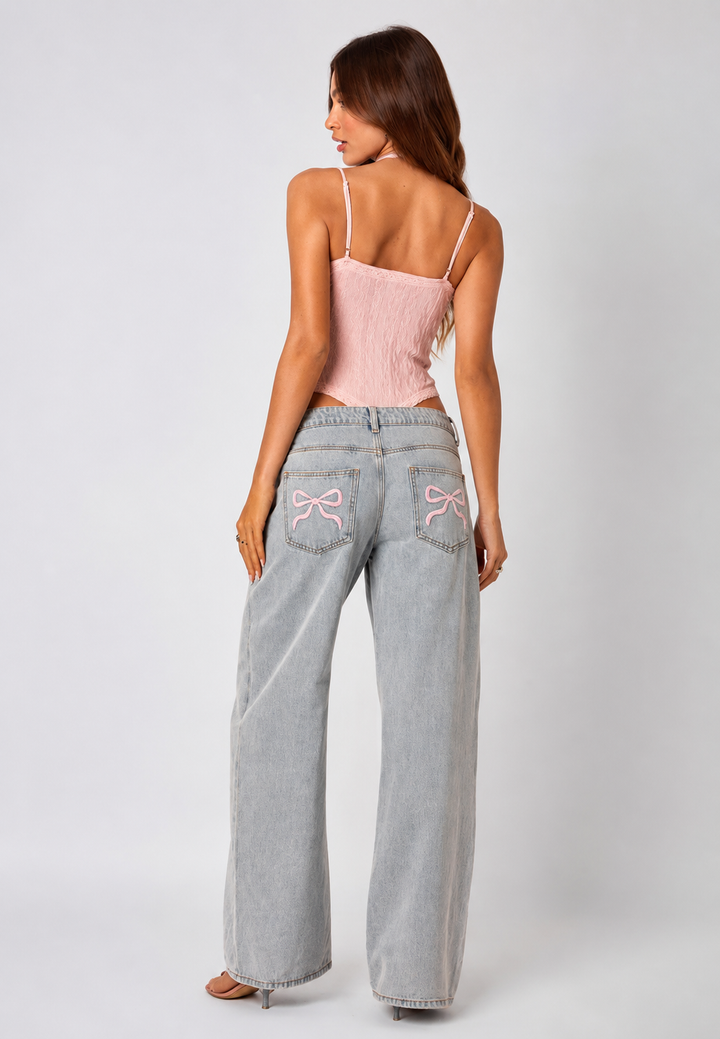 Jean femme bleu taille basse, jambe large rétro élégante. Un pantalon long chic pour une mode femme confortable.