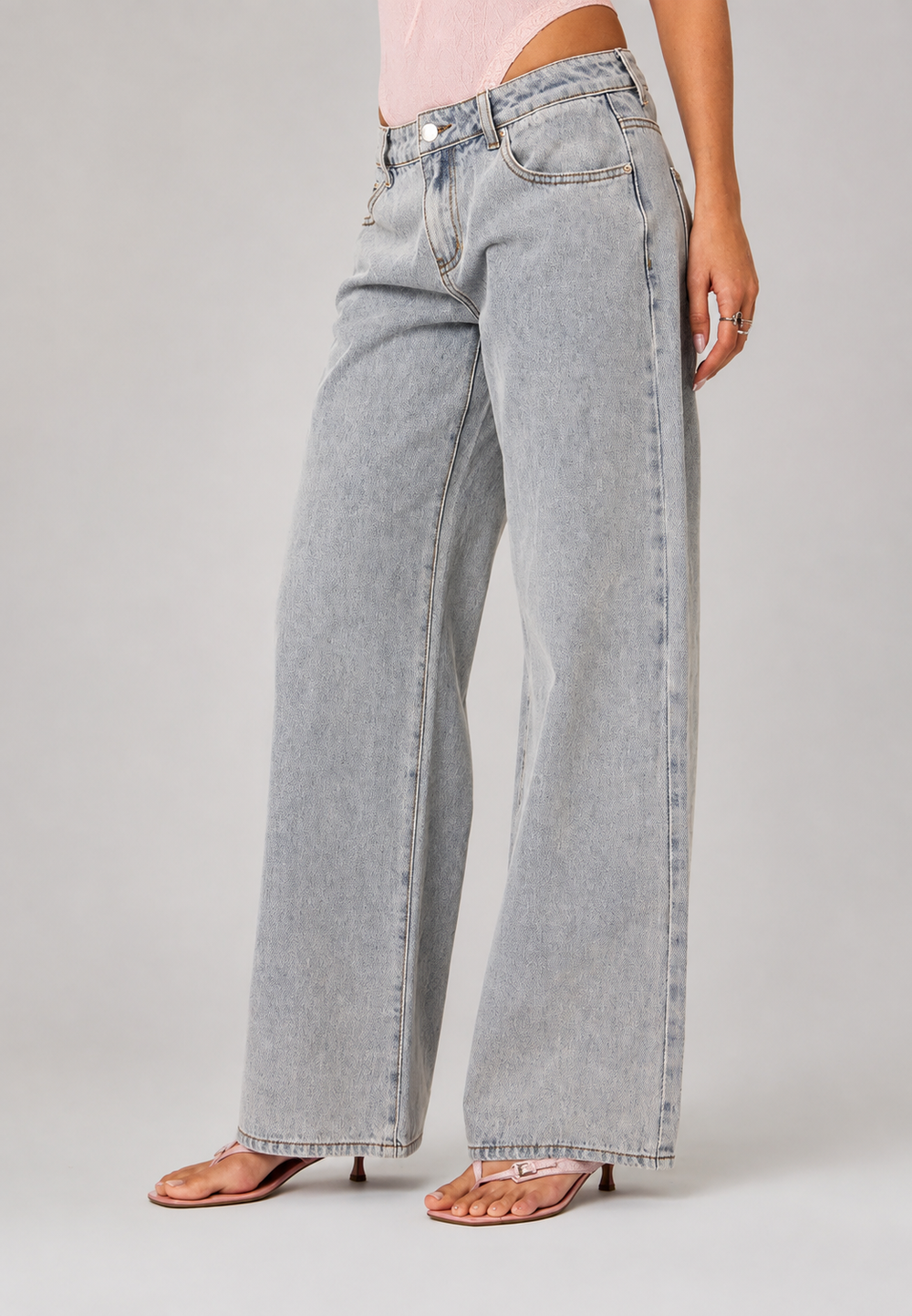 Pantalon jean femme taille basse, coupe jambe large. Style rétro chic, idéal pour un confort mode femme.