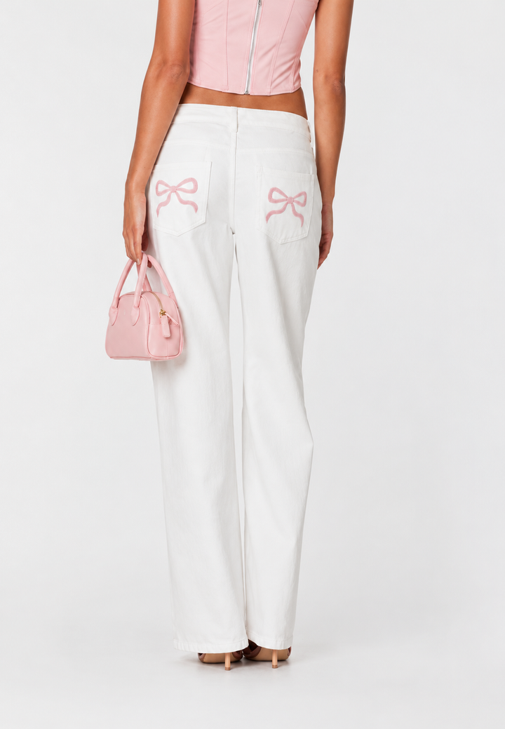 Jean femme taille basse jambe large, esprit rétro. Ce pantalon long offre une silhouette chic et confortable.