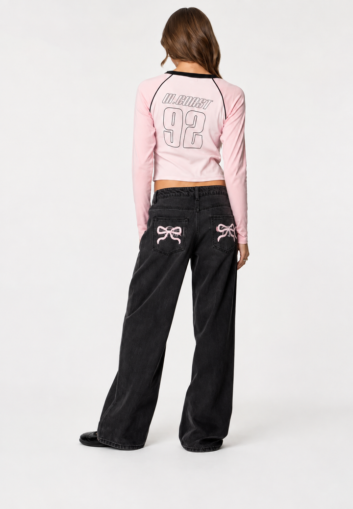 Jean femme bleu ciel, taille basse et jambe large. Style rétro chic et confortable, un pantalon long tendance.