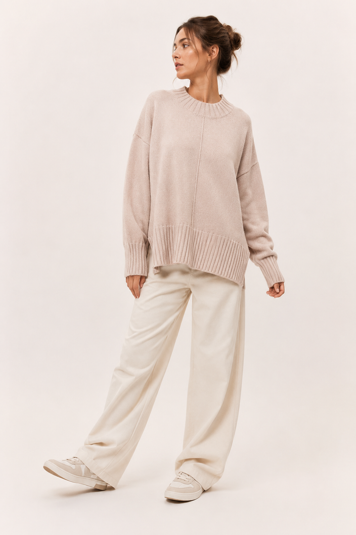 Mode femme : pull oversize Greta élégant, col montant et ourlet asymétrique. Confort automne-hiver.