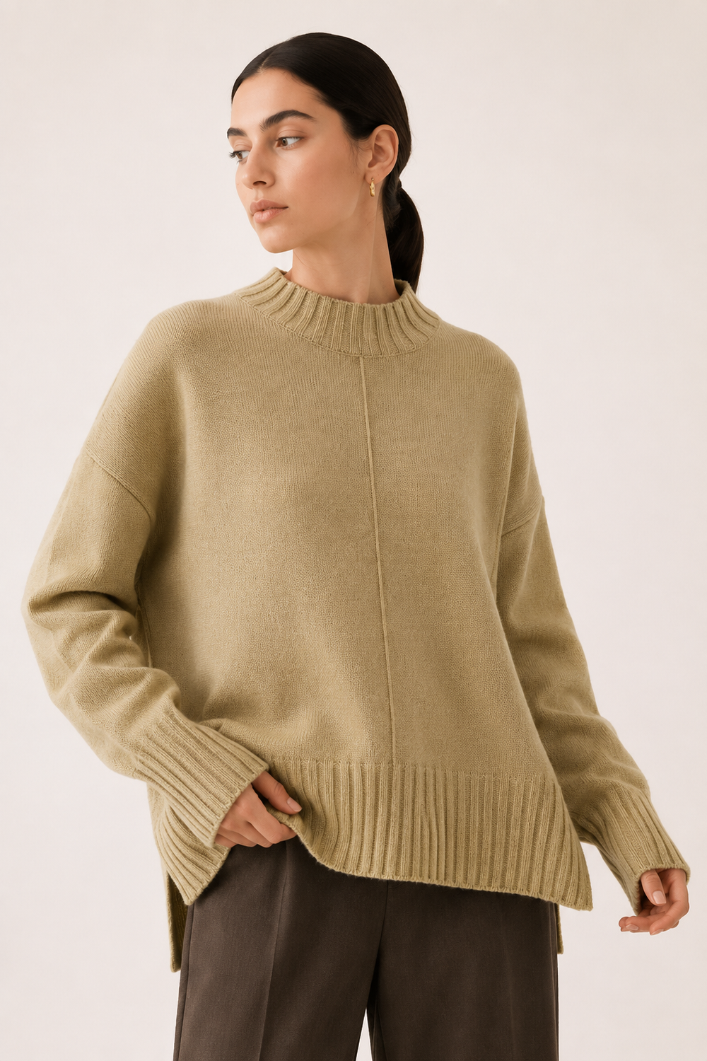 Pull-over femme confortable et décontracté, coupe oversize avec col montant. Parfait pour l'hiver.
