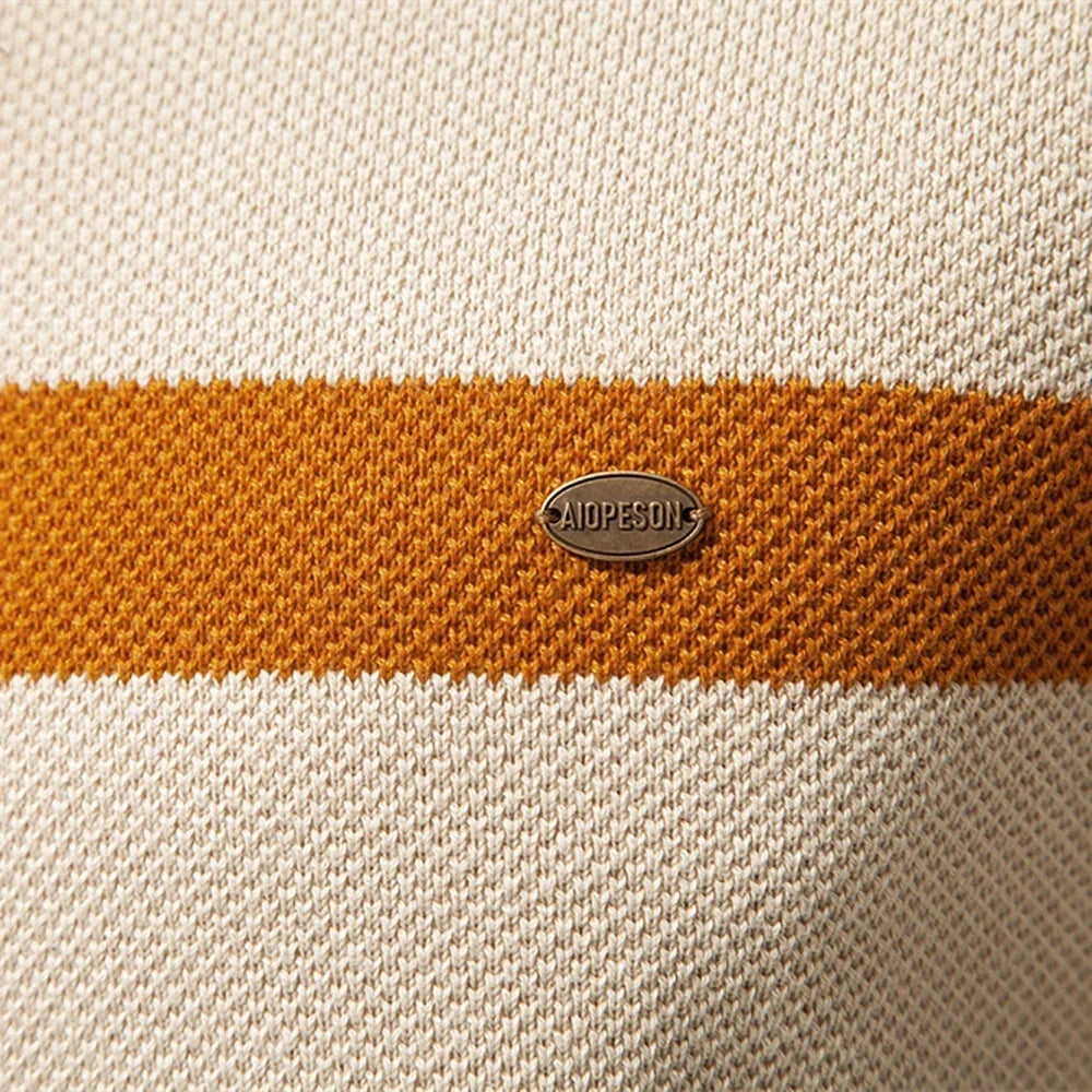 Pull décontracté homme en maille à rayures, fermeture demi-zip. Style polyvalent.