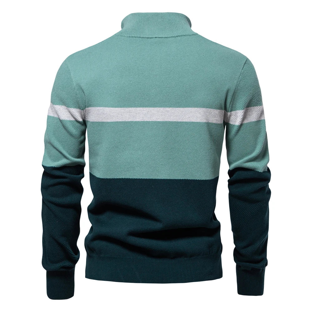 Homme portant un pull maille rayée avec col demi-zip, look tendance automne-hiver.